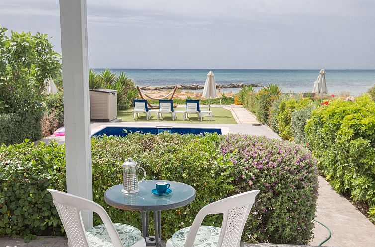 Vakantiehuis Moderne, geräumige Villa am Strand mit Pool