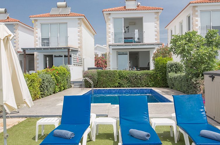 Vakantiehuis Moderne, geräumige Villa am Strand mit Pool