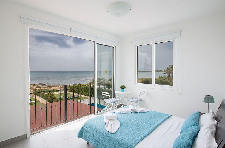 Vakantiehuis Moderne, geräumige Villa am Strand mit Pool
