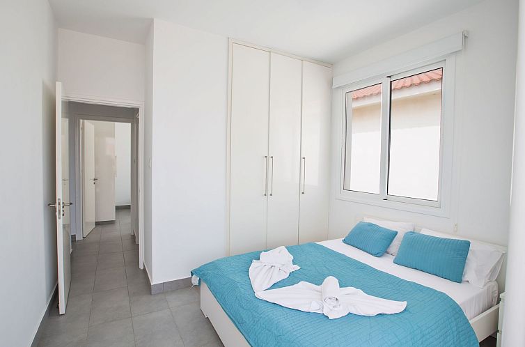 Vakantiehuis Moderne, geräumige Villa am Strand mit Pool
