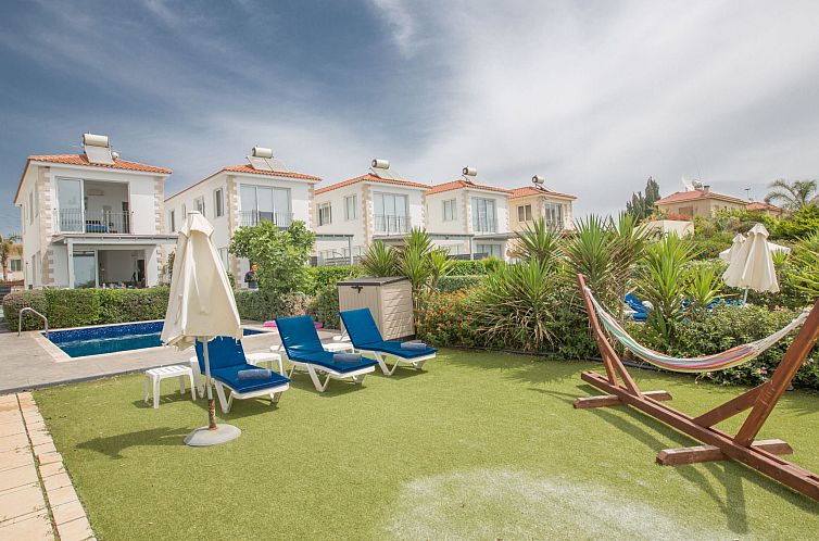 Vakantiehuis Moderne, geräumige Villa am Strand mit Pool