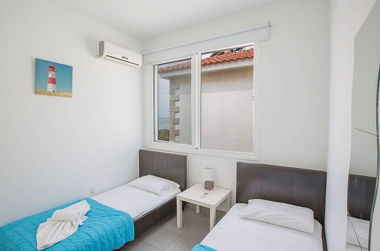 Vakantiehuis Moderne, geräumige Villa am Strand mit Pool