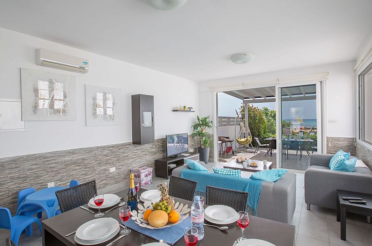 Vakantiehuis Moderne, geräumige Villa am Strand mit Pool
