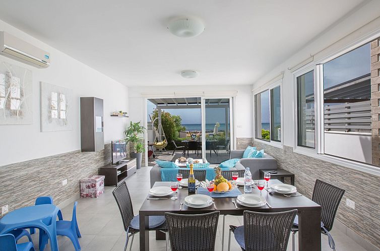 Vakantiehuis Moderne, geräumige Villa am Strand mit Pool