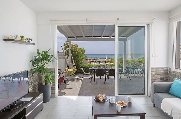 Vakantiehuis Moderne, geräumige Villa am Strand mit Pool