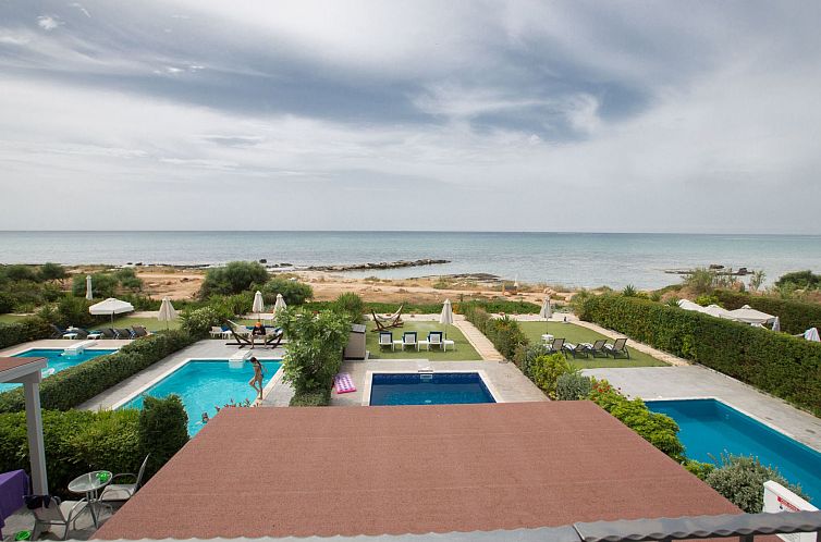 Vakantiehuis Moderne, geräumige Villa am Strand mit Pool