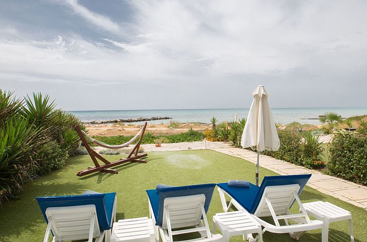 Vakantiehuis Moderne, geräumige Villa am Strand mit Pool