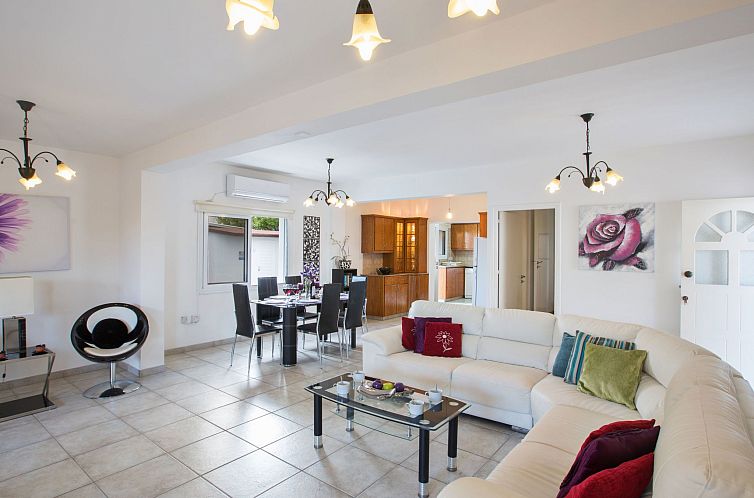 Vakantiehuis Geräumige Villa mit 3 Schlafzimmern und Pool i