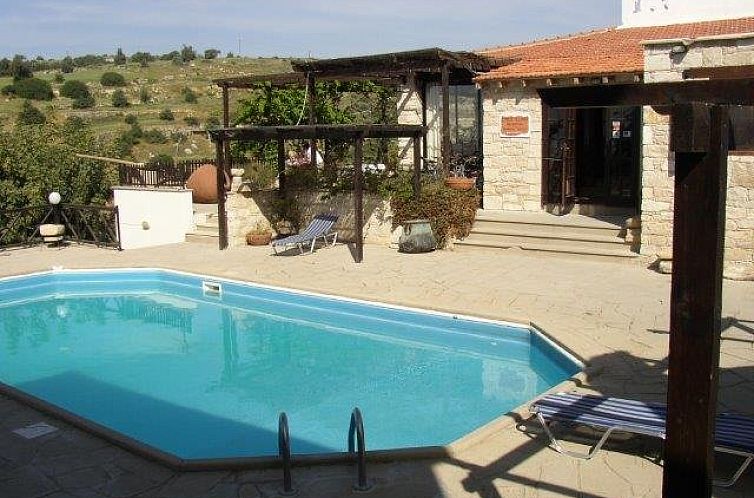 Entspannen Sie sich am Pool des Village Houses Tochni, einem idyllischen Ferienhaus im malerischen Tochni, Larnaca, Zypern.