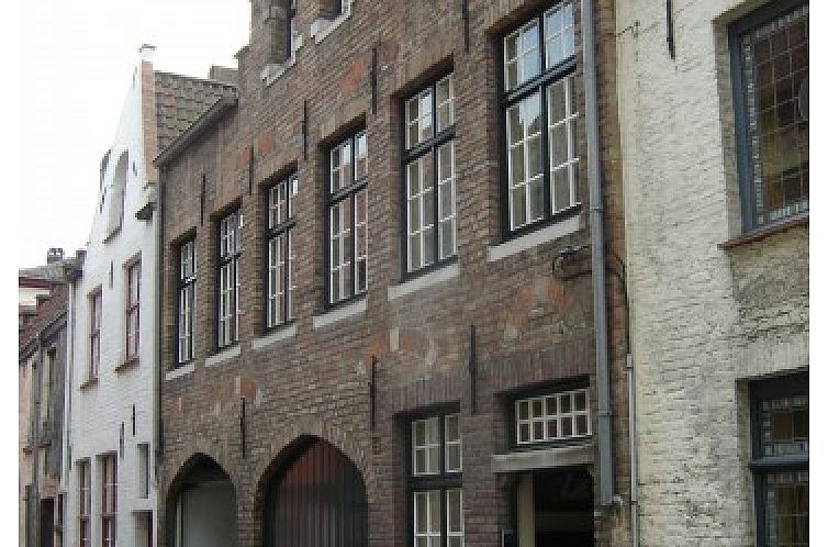 Huyze Lanchals Ferienhaus im historischen Zentrum von Bruegge, Westflandern, mit authentischer Fassade und charmanter Strasse.