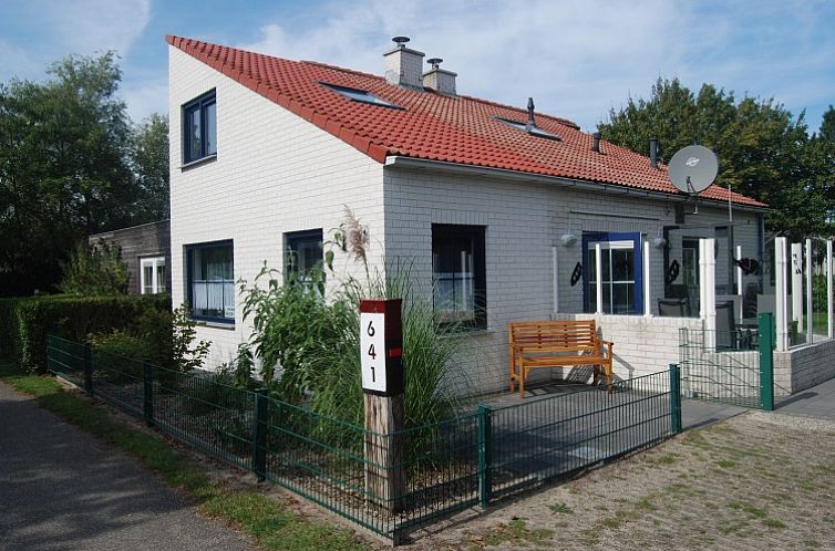 De Krim 641 vakantiehuis in De Cocksdorp, Texel met charmante buitenkant en rode dakpannen.