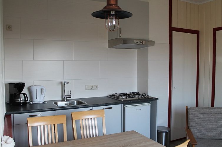 Moderne keuken in vakantiehuis Onder de vuurtoren 115, De Cocksdorp, Texel met eethoek en kookfaciliteiten.