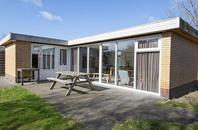 Bungalowpark Tamarisk - Bungalow 202 in De Cocksdorp, Texel met zonnig terras en ruime glazen pui voor een ontspannen vakantie.