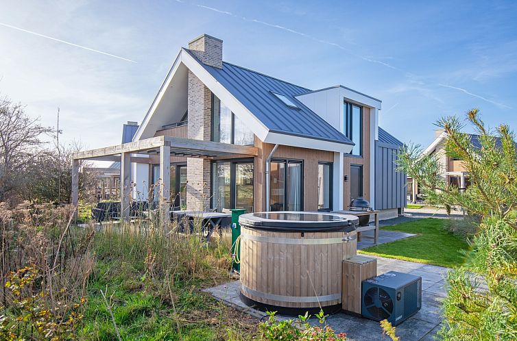 Detached house in De Cocksdorp on Texel, a vacation home with modern architecture and an inviting terrace in nature.