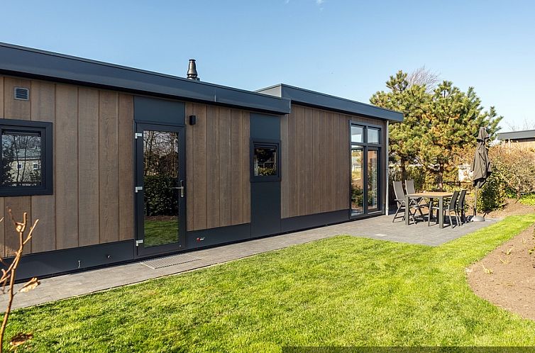 Chalet type Texel de Luxe in De Cocksdorp, Texel with modern veranda and garden view.