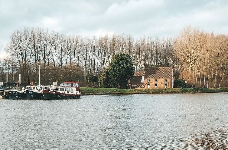 Hoeve Westdijk waterfront bed and breakfast in Bruges, West Flanders, surrounded by nature and tranquility.