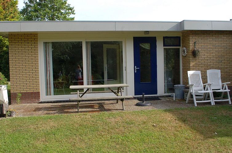 Bungalow Tamarisk 212 in De Cocksdorp, Texel with an inviting terrace and green surroundings.