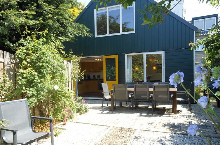 Goose Flight vacation home in De Cocksdorp, Texel with sunny terrace and green garden for relaxation on the Wadden Islands.