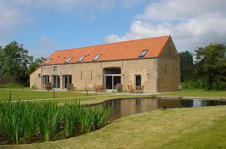 Hoeve de Hagepoorter 1 - Ferienhaus "Haagbeuk" in Bruegge, Westflandern, umgeben von gruener Natur und einem ruhigen Teich.