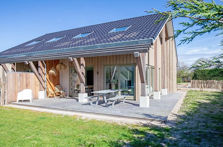 Veranda of Holiday home Het Rif in De Cocksdorp, Texel. Spacious terrace with wooden finish for relaxation on the Wadden Islands.