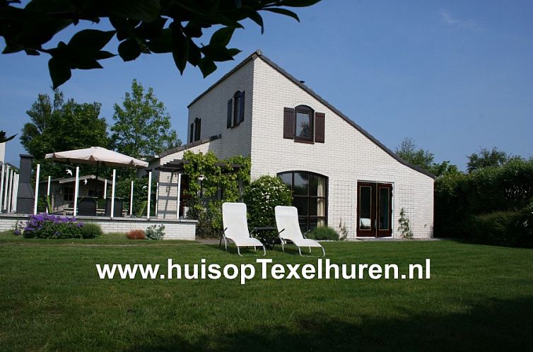 Lovely vacation home in De Cocksdorp, Texel with spacious garden and deck chairs, ideal for relaxation on the Wadden Islands.