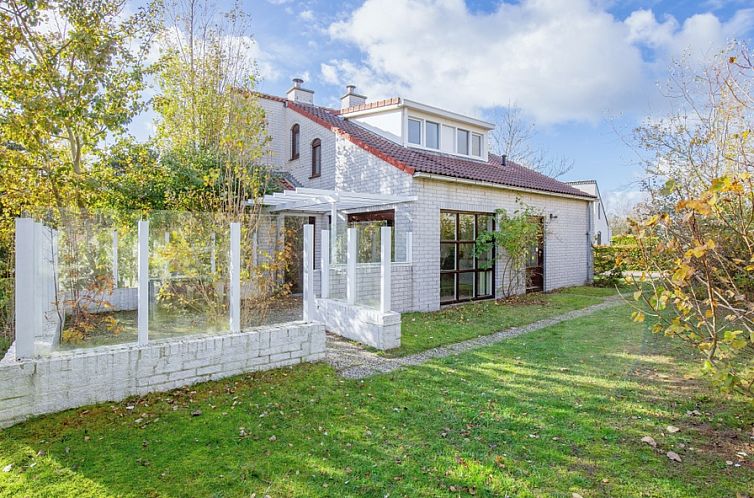 Villapark Residence Texel No. 719 in De Cocksdorp, a vacation home surrounded by nature on the Wadden Islands, with spacious garden and veranda.