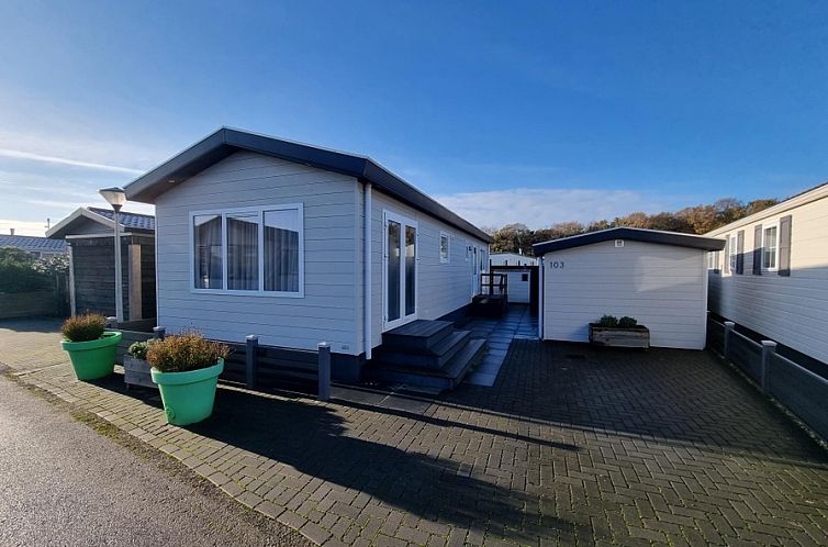 Chaletpark Bregkoog - Chalet Bregkoog 103 in De Koog, Texel met moderne buitenkant en ruime veranda.