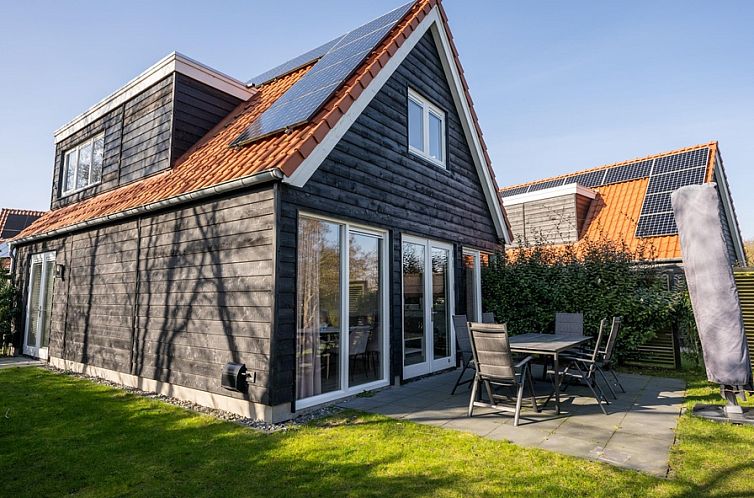 Enjoy the sunny terrace at vacation home Mienterbos - Heideglop in De Koog, Texel, surrounded by the beautiful nature of the Wadden Islands.