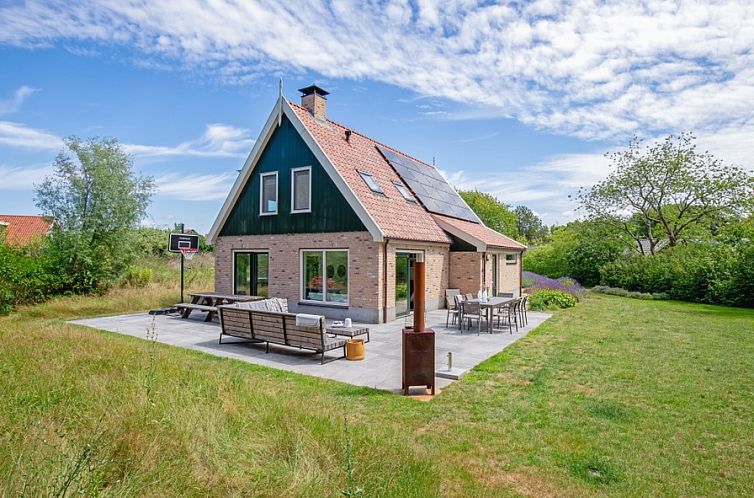 Buitenduin vacation home in De Koog, Texel with spacious garden and terrace on the Wadden Islands.