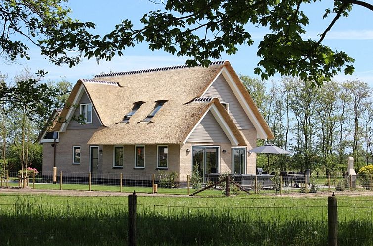 6-8 pers.Wellness Landhuis in De Koog, Texel, vakantiehuis met rieten dak en groene omgeving.