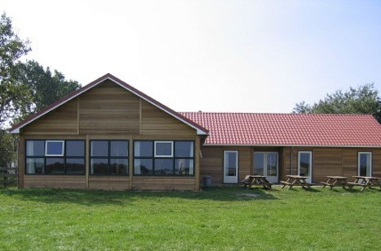 Groepsaccommodatie Nieuw Bornrif in De Koog, Texel met ruime buitenkant en rode dakpannen.