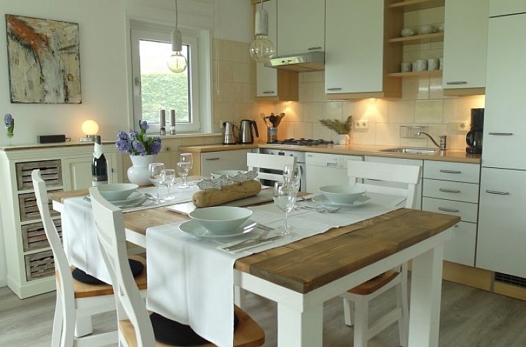 Gezellige keuken in Texel - Geniet ervan bungalow in Den Burg, Texel met moderne faciliteiten en eethoek.