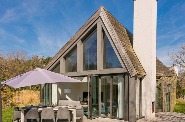 Moderne vakantiehuis Duynzoom 3 sauna in De Koog, Texel met ruime veranda en glazen gevel voor een zonnige ervaring.