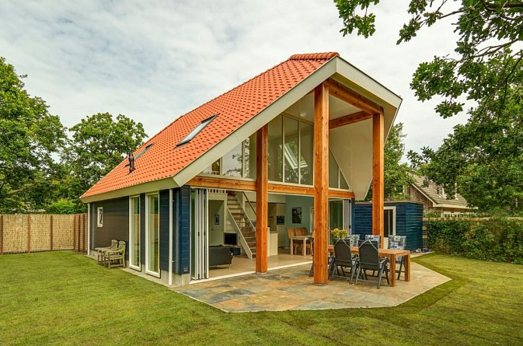 Ferienhaus Pelikaanweg 37 in De Koog, Texel mit geraeumiger Veranda und modernem Design, umgeben von viel Gruen.