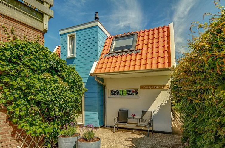 Charmant vakantiehuis Zusje van 17 in De Koog, Texel met kleurrijke gevel en gezellig terras.