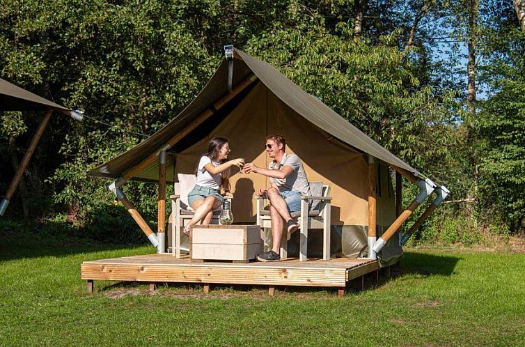Geniet van een ontspannen verblijf in Glampingtent XS in Ieper, West-Vlaanderen, Belgie, met een charmant terras en natuurlijke omgeving.
