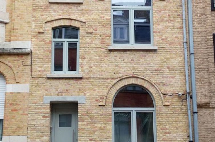 THE FRONT DOOR N°12