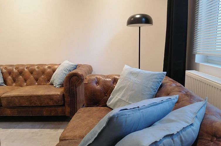 THE FRONT DOOR N°28