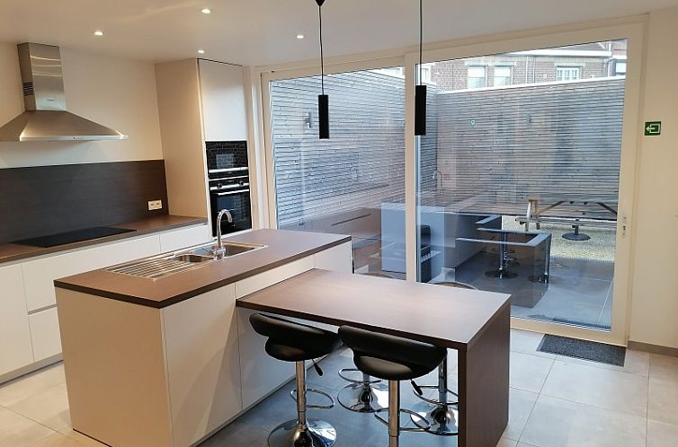 THE FRONT DOOR N°28