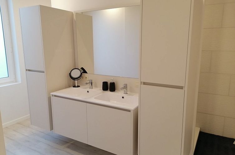 THE FRONT DOOR N°28