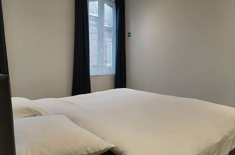 THE FRONT DOOR N°28