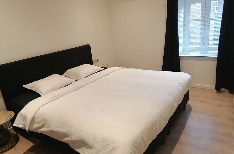 THE FRONT DOOR N°28