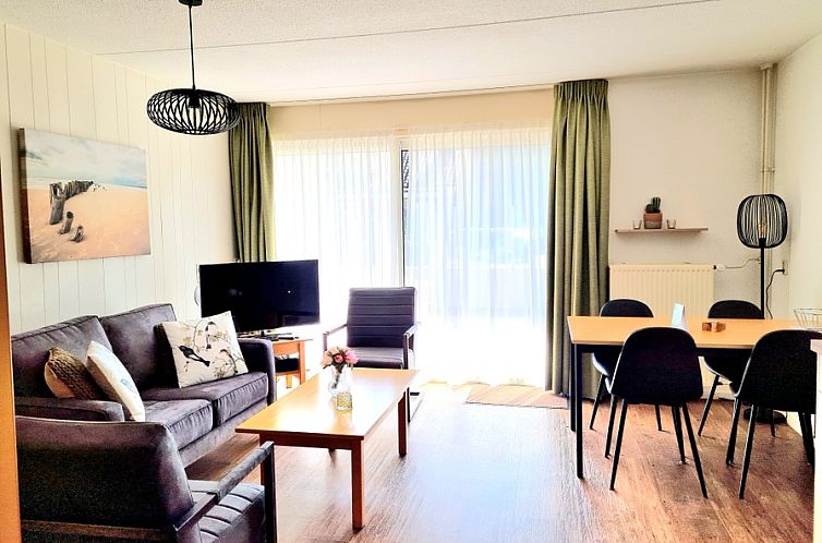 Gezellige woonkamer van Motel Texel Appartement in De Koog, Texel met comfortabele zitruimte en veel natuurlijk licht.