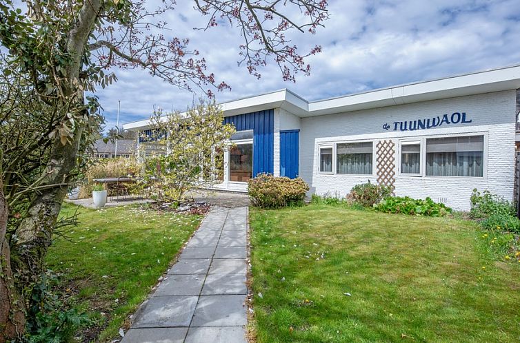 Plevierstraat 24 - Tuunwoal vacation home in De Koog, Texel, with green garden and charming facade.