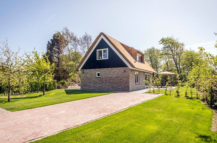 Landhuis De Wije Blick, vakantiehuis in De Koog Texel, omgeven door groen en rust.