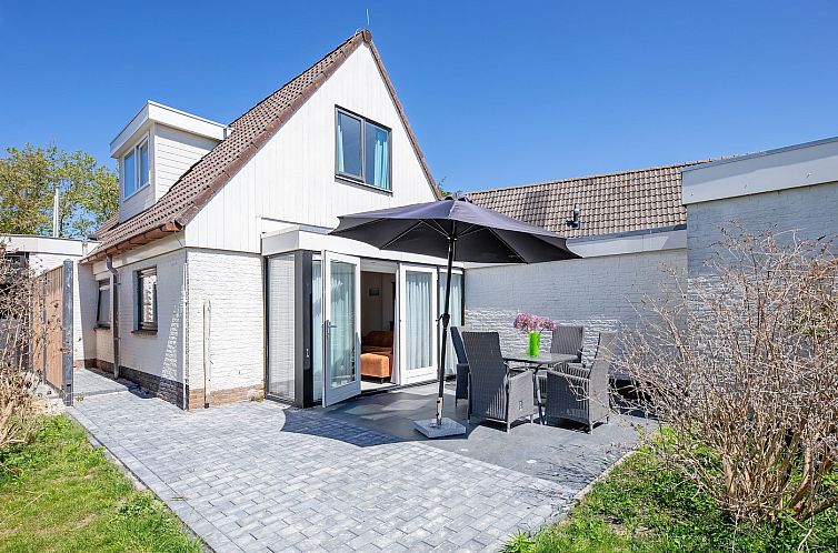 Enjoy the sunny terrace at Strandhuys Zeester De Koog, Texel, a charming vacation home on the Wadden Islands.