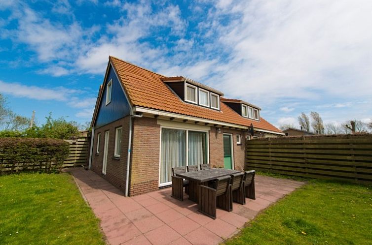 De Boogerd bungalow in De Waal, Texel met zonnig terras en omheinde tuin, ideaal voor ontspanning op de Waddeneilanden.