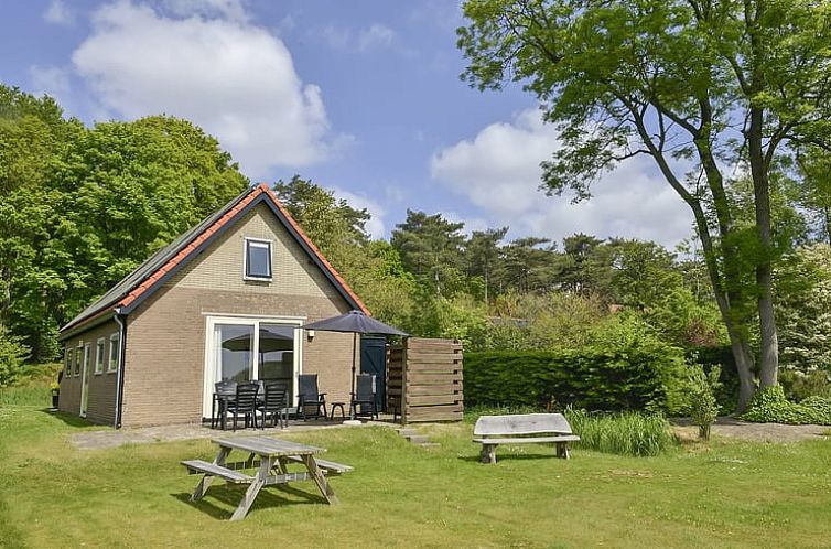 Huisje in Den Burg Texel met zonnige tuin en terras, ideaal voor een vakantie op de Waddeneilanden.