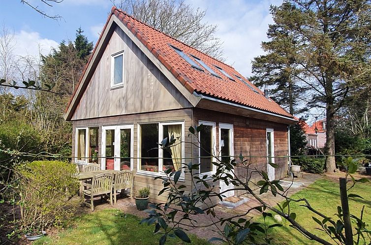 Het Achterhuys Ferienhaus in Den Burg Texel mit sonniger Terrasse und gruenem Garten.