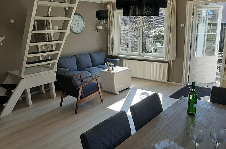 Gezellige woonkamer in vakantiehuis De Molen, Den Burg, Texel met comfortabele zithoek.